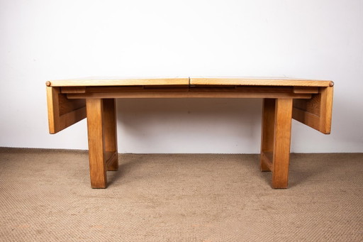 Gran mesa de comedor extensible de roble macizo, diseñada por Guillermo y Chambron en 1960.