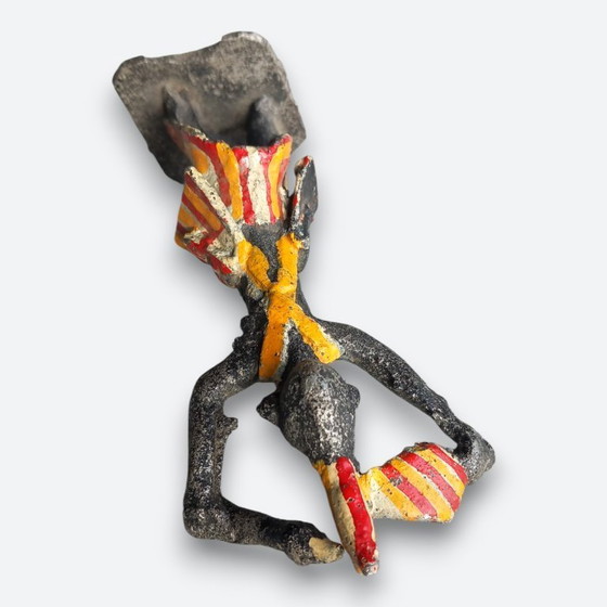 Image 1 of West-Afrikaanse figuratieve sculptuur in metaal – handbeschilderde dragerfiguur – vintage