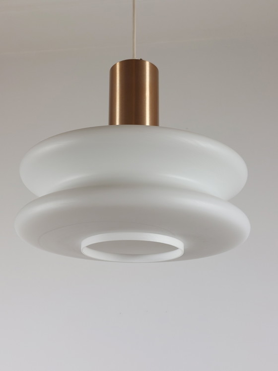 Image 1 of Suspension vintage en verre opale, style milieu du XXe siècle, époque spatiale de la RDA