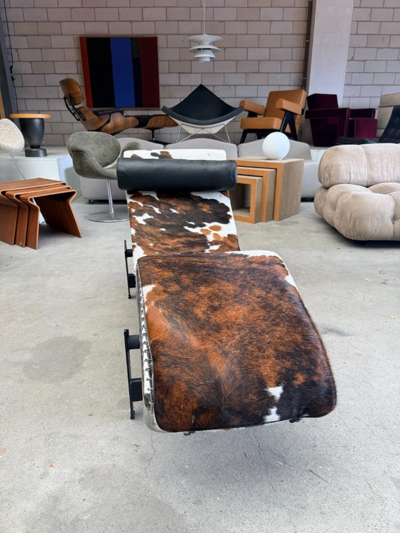 Cassina LC4 Chaiselongue in Pony von Le Corbusier – Chaise longue, Leather, Metal (photo 3 of 14)