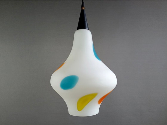Image 1 of Grande lampada a sospensione Stilnovo a una luce in opalina e inclusioni colorate. Italia, anni '50