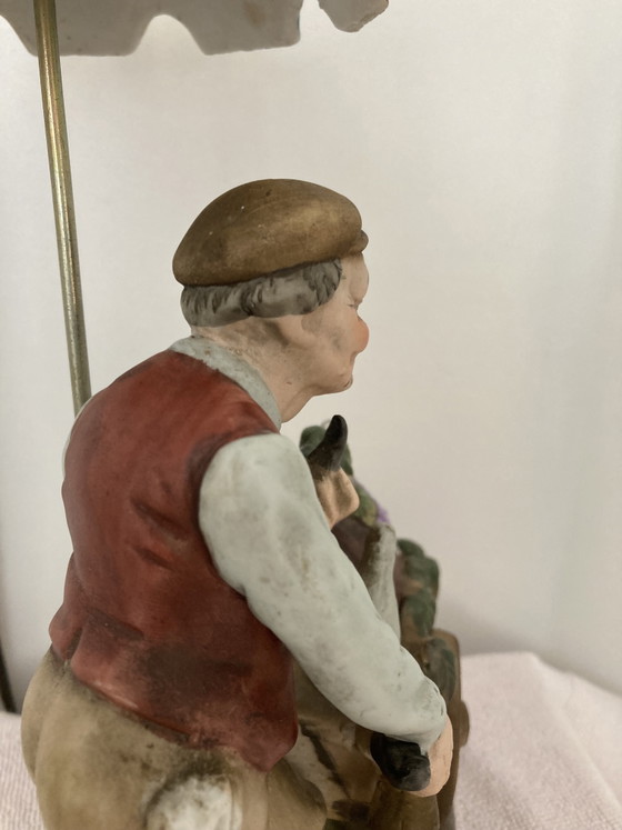 Image 1 of Vintage porseleinen beeldje uit de jaren 70/80 van een wijnverkoper.
