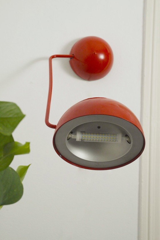 Image 1 of Vintage Italiaanse wandlamp, rode metalen wandlamp, mid-century modern, space age leeslamp