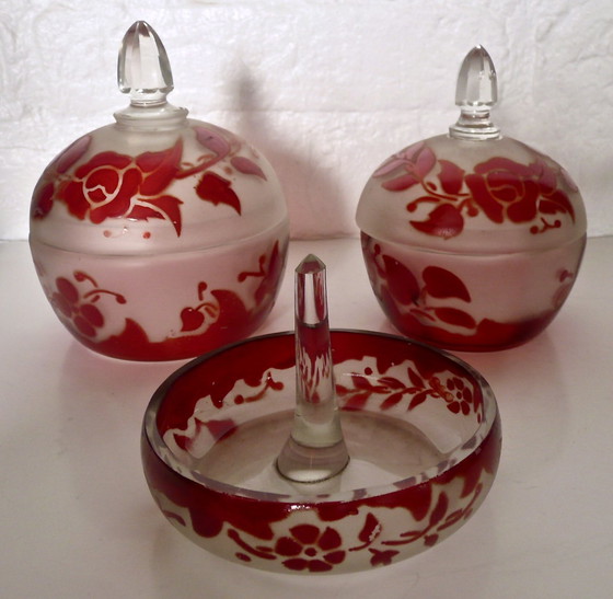 Image 1 of Art Deco Toilettenset - Carly - emailliertes Glas mit rotem Blumendekor - 14-teilig.