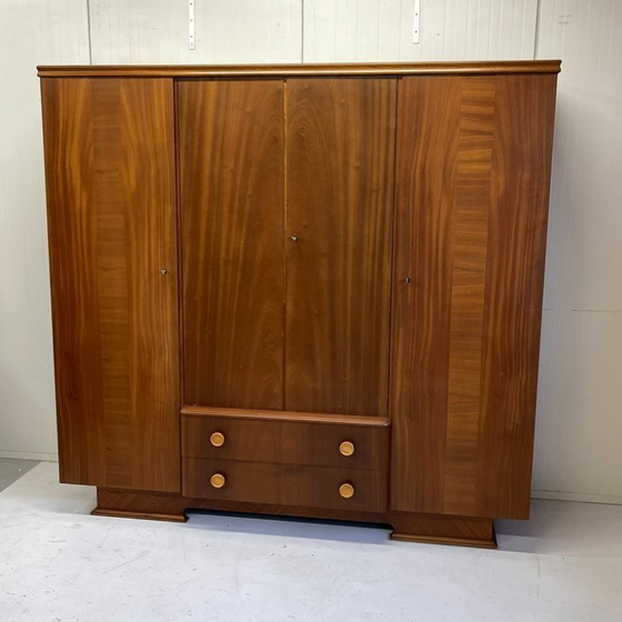 Image 1 of Magnifique armoire vintage spacieuse avec étagères suspendues et tiroirs amovibles.