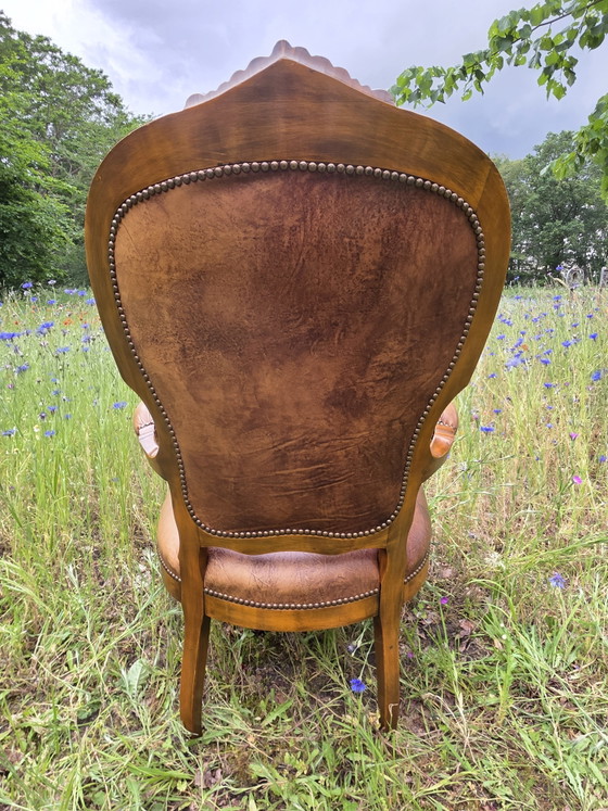 Image 1 of Klassieke vintage leren fauteuil met houten frame