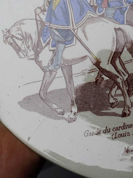 Image 1 of Suite de 5 assiettes murales anciennes Sarreguemines décor polychrome militaire