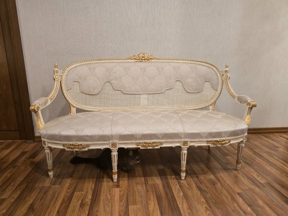 Image 1 of Salonsuite in verguld hout in Lodewijk XVI-stijl: bank, 4 fauteuils en 3 onyxtafels