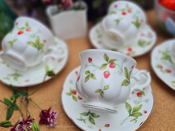 Image 1 of 4 tazas y platillos STRAWBERYY FIELD (Artículo de los Beatles)