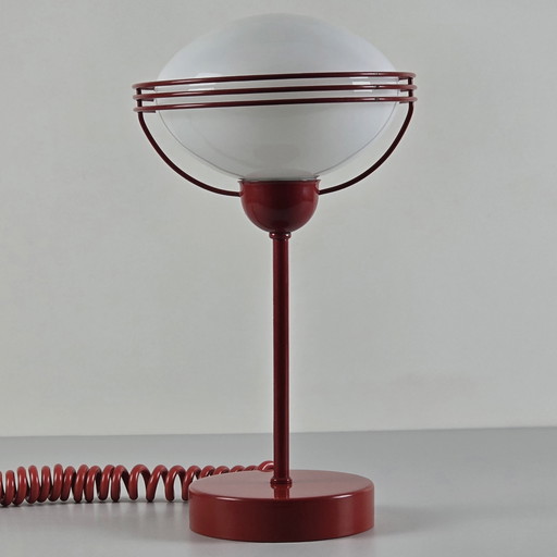 Vintage 1970S Rote Metall-Tischlampe mit Opalglas-Schirm.