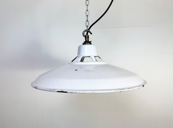 Image 1 of Industriële witte geëmailleerde fabriekshanglamp, jaren 60