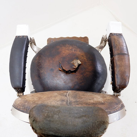 Image 1 of Koken Original Bruine Lederen & Wit Geëmailleerde Gietijzeren Kappersstoel - 1918