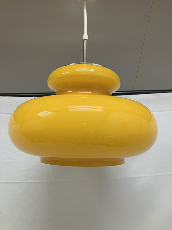 Image 1 of Lampada a sospensione vintage in vetro opalino giallo di Glashutte Limburg