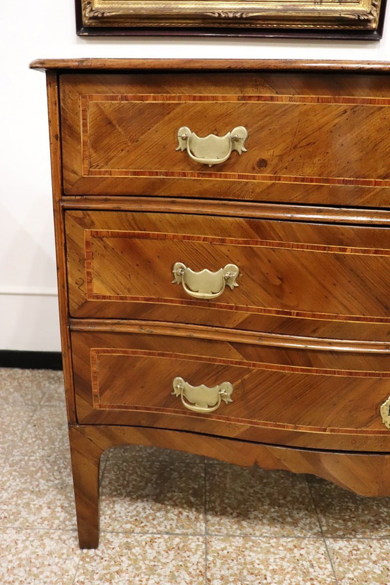 Image 1 of Cómoda antigua con incrustaciones de madera de frutal, Italia, siglo XVIII, restaurada
