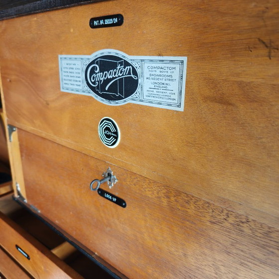Image 1 of Armadio da uomo Compactom Ltd modello JCH con cassetti segreti – Inghilterra, ca. 1920