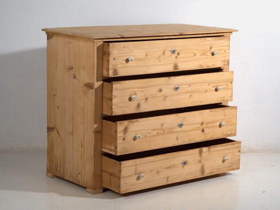 Chest of drawers in stripped pine – Central Europe, circa 1920 – Wood, Ceramic, Rustic (photo 25 of 40)