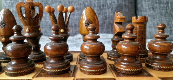 Image 1 of  Magnifique échiquier en bois vintage fait à la main avec des pièces uniques