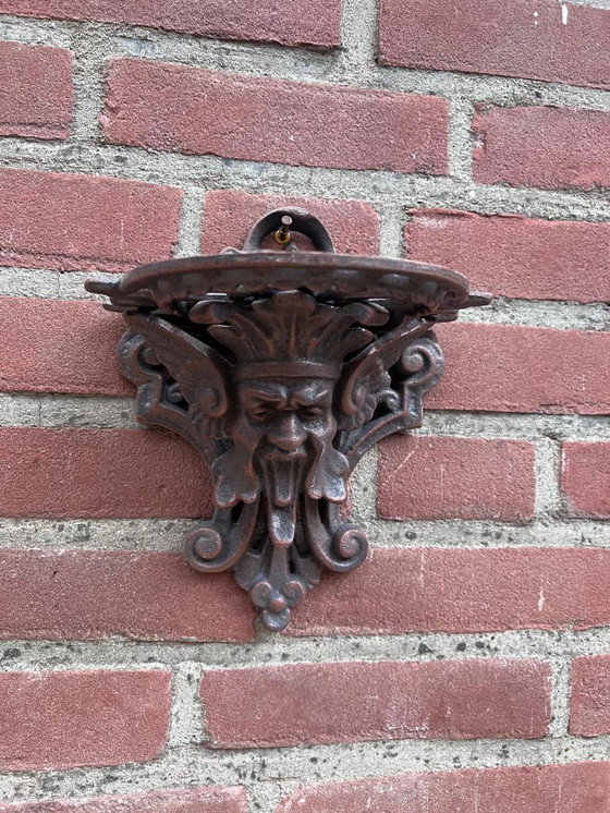 Image 1 of Consola de hierro fundido con cara decorativa