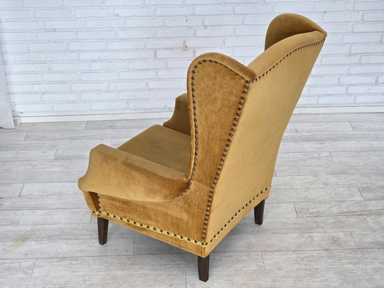 Image 1 of Deense fauteuil met hoge rugleuning uit de jaren 70, bekleed met meubelvelours en voorzien van eikenhouten poten.