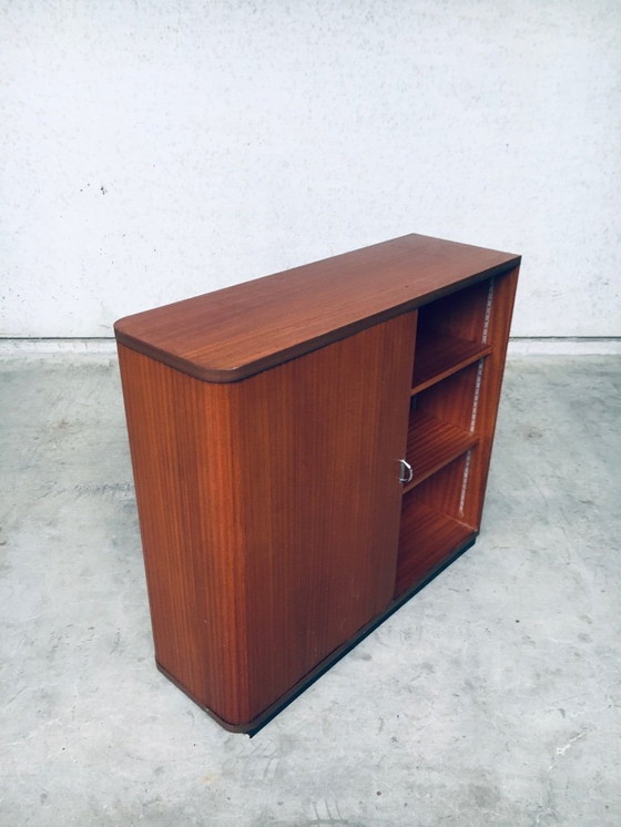 Image 1 of Archivador con puertas correderas de diseño moderno de mediados de siglo, Bélgica, años 60