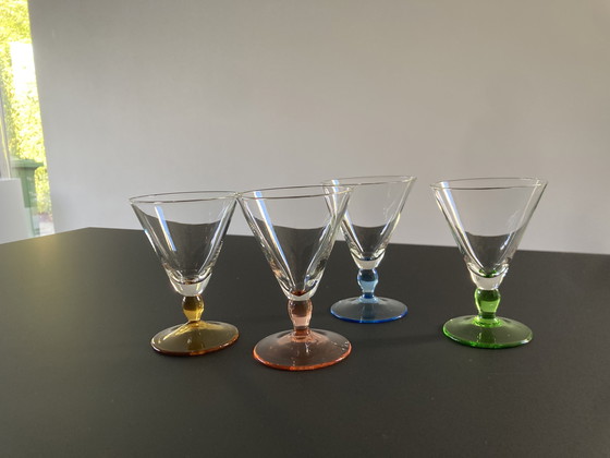 Image 1 of Vier französische Schnapsgläser, Mid Century (1950er Jahre), mit farbigem Sockel