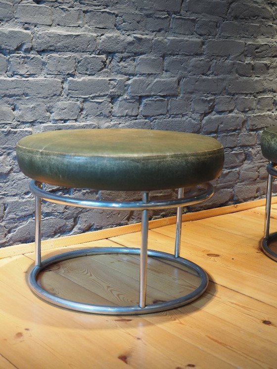 Image 1 of Deux tabourets, sièges, chrome et cuir vert, thème cirque