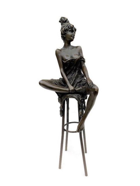 Image 1 of Statue en bronze Dame élégante sur tabouret