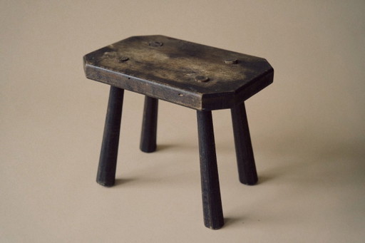 vierbeiniger Holzschemel