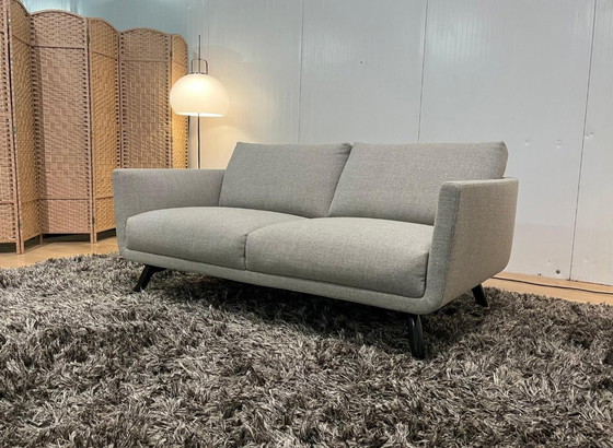 Image 1 of NEUZUSTAND Design auf Lager Byen 2,5-Sitzer Hellgrau