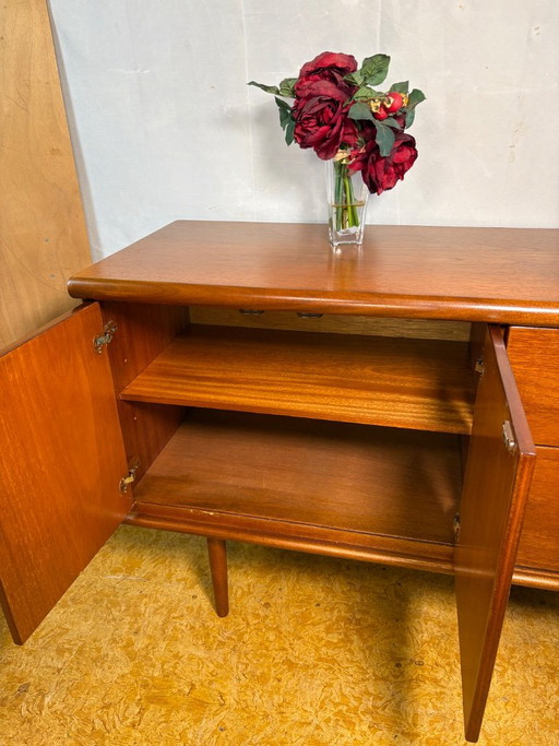 Buffet vintage Meredew en teck | Années 1960 | Design britannique du milieu du siècle Un buffet vintage en (photo 2 of 8)