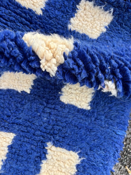 Alfombra marroquí de lana azul cobalto con cuadrados de color marfil, M’rirt hecho a mano, leslosanges (foto 8 de 10)