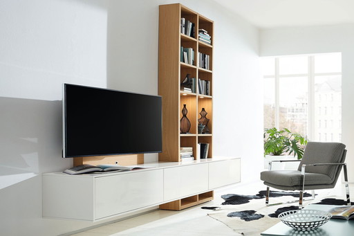 Parete attrezzata con TV frontale