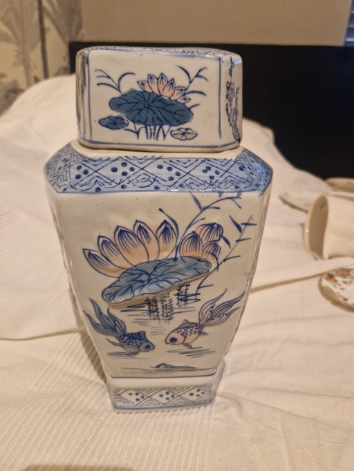 Vecchia brocca o pentola di ceramica