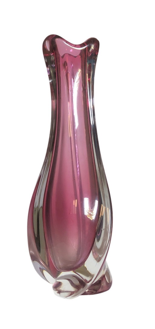 Vase Val Saint Lambert en cristal à motif tourbillonnant couleur canneberge, Belgique, années 1960