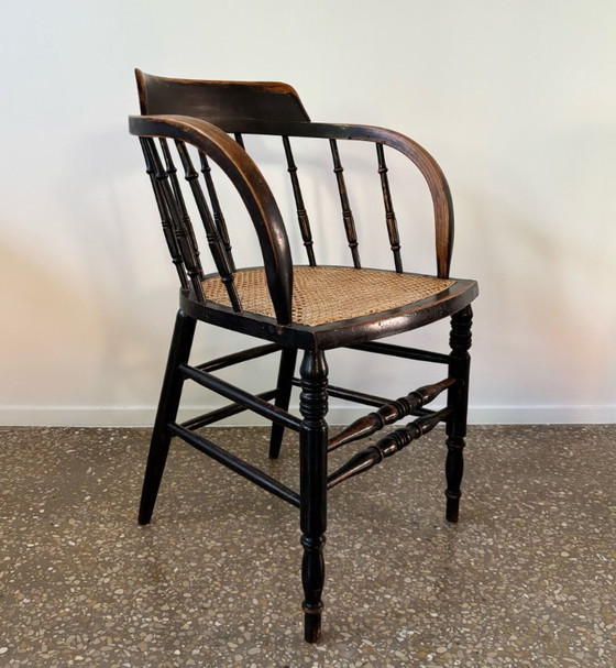 Image 1 of Sillón antiguo estilo Windsor, colección TU Delft, Países Bajos, 1880.