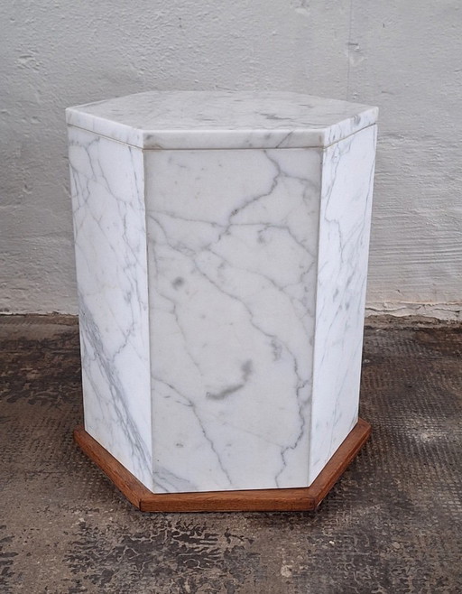 Italienischer sechseckiger Monolith-Beistelltisch/Sockel aus Carrara-Marmor – bijzettafels, Marble