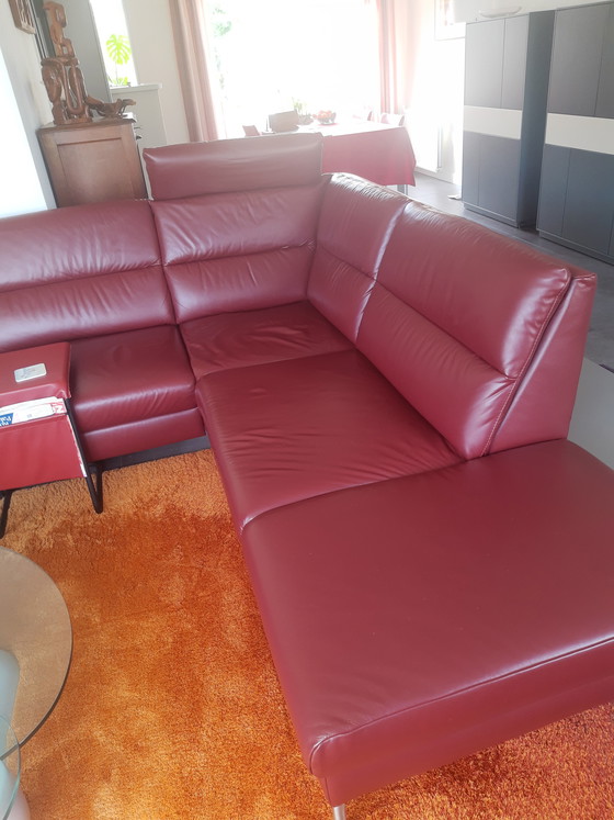 Image 1 of Elegante divano in pelle rosso scuro, con comandi reclinabili elettrici.