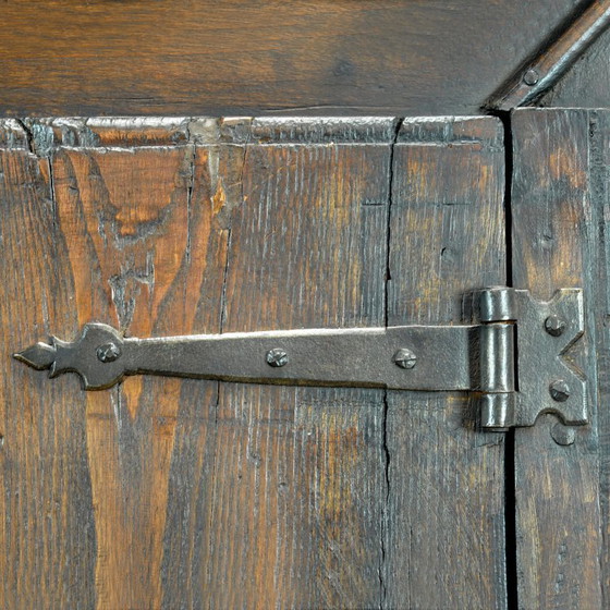 Image 1 of Meuble en chêne espagnol, vers 1800