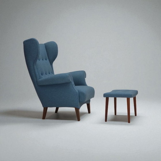 Image 1 of Años 60, diseño danés de Fritz Hansen, sillón retapizado con taburete, modelo 8023.