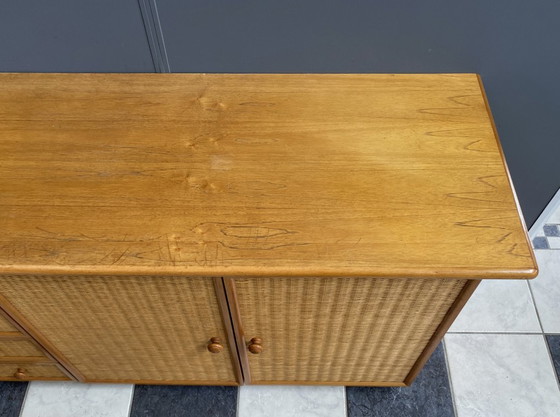 Image 1 of Grande credenza in vimini sintetico chiaro e cinghie di legno