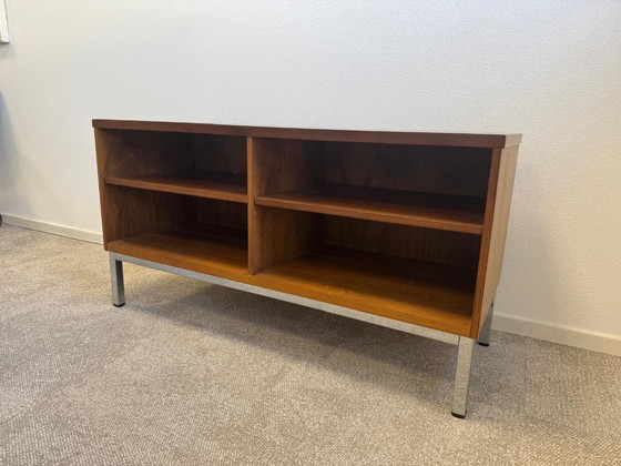 Image 1 of Vintage directiebureau met lederen inleg  en bijbehorende lage kast