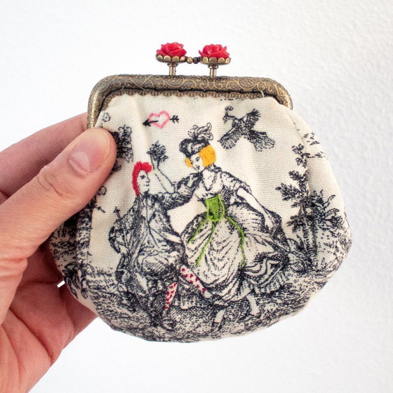 Image 1 of Portefeuille Toile de Jouy, trousse à maquillage à motif baroque et fermoir rose