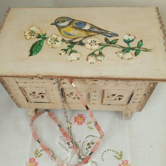 Image 1 of Scatola portagioie vintage in legno | Scatola per uccelli con decorazione a cinciallegra dipinta a mano