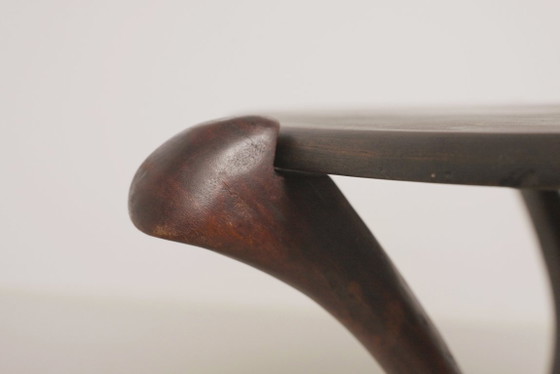 Image 1 of Vintage handgesneden ronde tafel van hardhout in Afrikaanse stijl, sculpturaal, inklapbaar bijzettafeltje