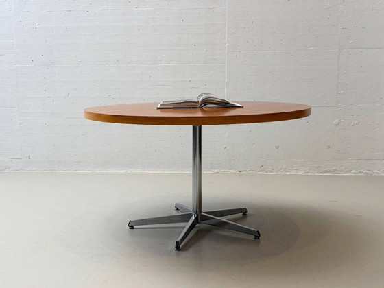 Image 1 of Mesa redonda con tablero de nogal, años 70