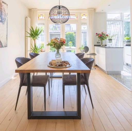 Eettafel Loosdrecht naturel eiken met metalen frame en vier antraciet stoelen