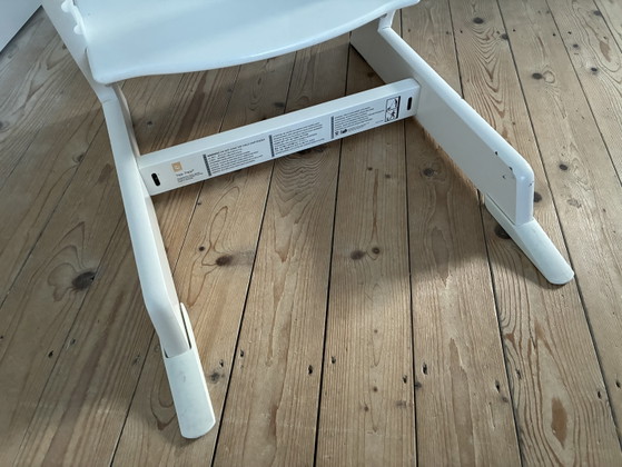 Image 1 of Stokke Tripp Trapp design houten kinderstoel meegroeistoel originele kleur wit 1e eigenaar met glijders