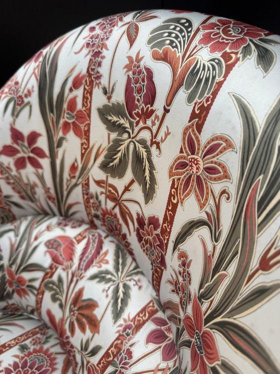 Image 1 of Poltrona antica a forma di fungo in raso floreale