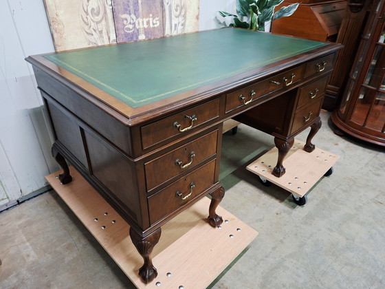 Image 1 of Antiek Chippendale-stijl directiebureau schrijftafel, desk met een groen lederen bovenbladafm: 152x92m en 78cm hoog.
