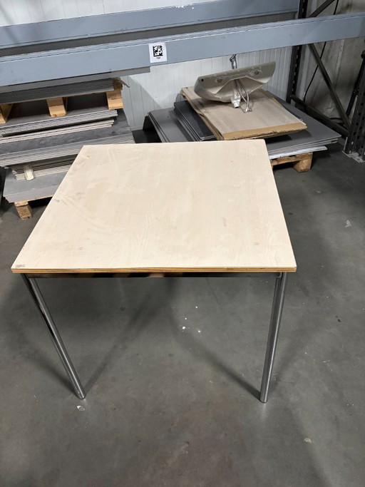 Tableros de mesa de madera de 75x75 cm con estructura metálica (20 unidades)